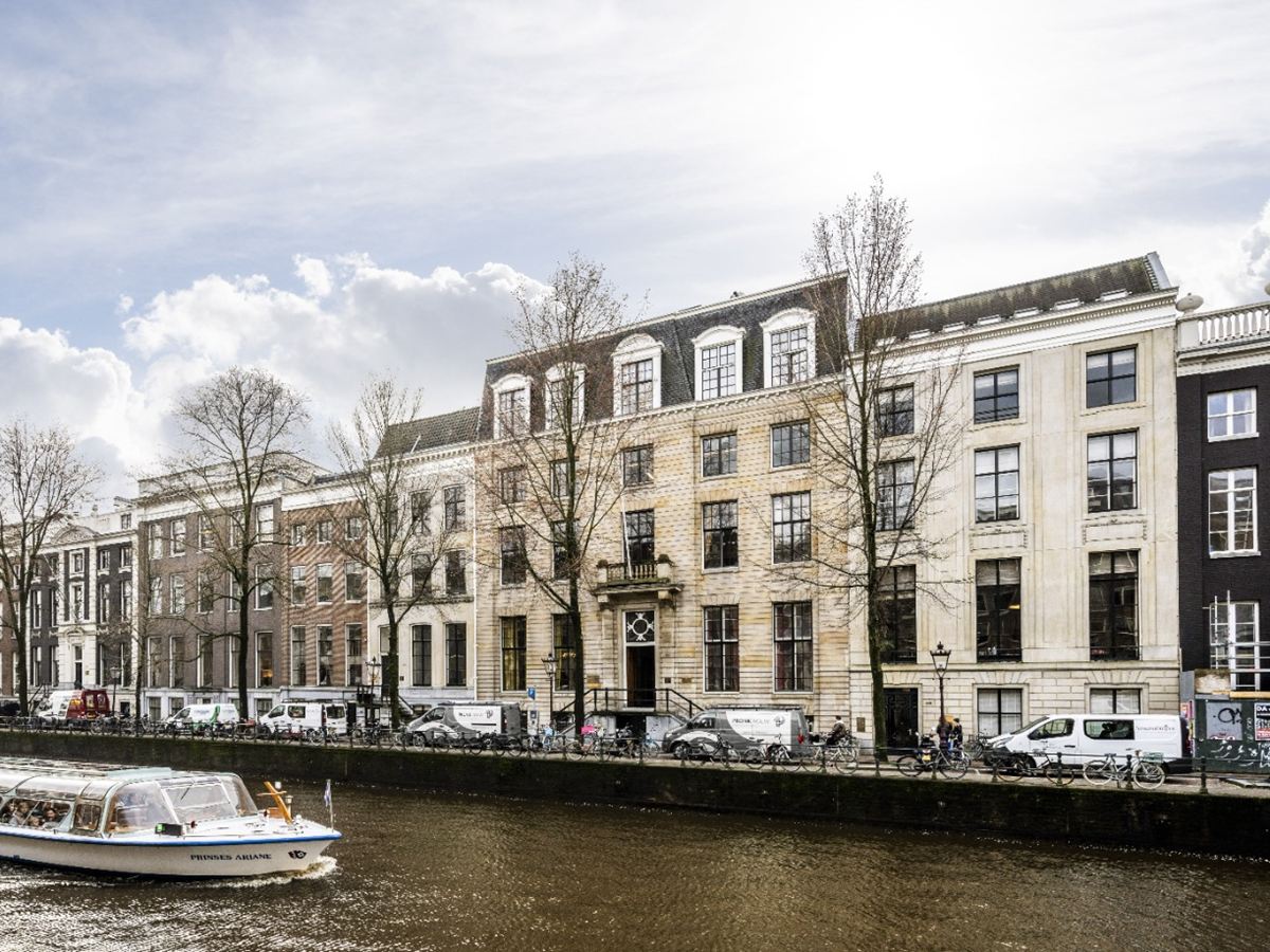 De Bary, canal-side building in Amsterdam
